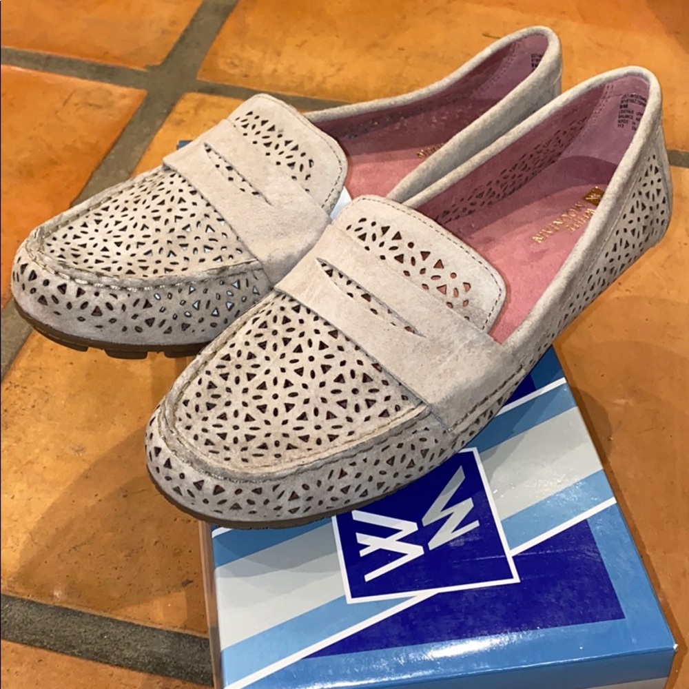 White mountain leather loafers tan 9